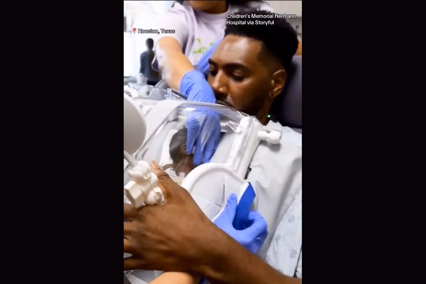 Parents hold premature twins in groundbreaking ‘skincubator’